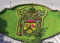 Ausflug in Rom durch die Vatikanischen Gärten und der Sixtinischen Kapelle - Das Wappen des Vatikans in den Vatikanischen Gärten