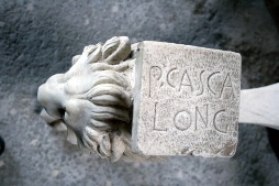 Base del tavolo marmoreo con l’iscrizione P. Casca Long(us)