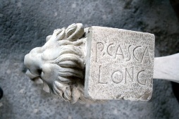 Base del tavolo marmoreo con liscrizione P. Casca Long(us)