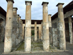 Les colonnes de la Maison de Epidius Rufus à Pompéi