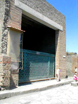 Façade de la Caserme des Gladiateurs à Pompéi