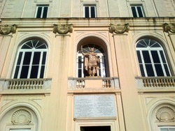 Guida Casertavecchia e Belvedere di San Leucio - Particolare della facciata del complesso  di San Leucio