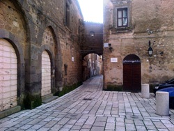 Guida Casertavecchia e Belvedere di San Leucio - Una delle caratteristiche stradine medievali di Casertavecchia