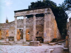 L'entrée monumentale (propylées) du Forum Triangulaire à Pompéi
