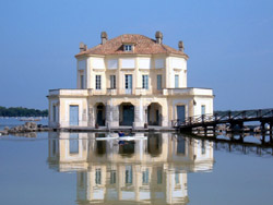 Casina di Caccia del Vanvitelli sul lago Fusaro nei Campi Flegrei