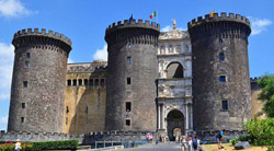 Visite Guidée de Naples -  Castel Nuovo, un des symboles de la ville