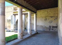 Reisefuehrer Pompeji Herculaneum Oplontis -  - Kolonnade der Therme in Herculaneum