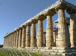 Veduta laterale del colonnato della Basilica