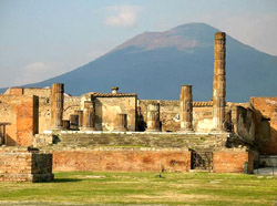 Visita Pompei - Veduta degli Scavi di Pompei con alle spalle il Vesuvio