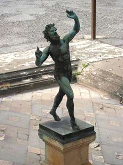 voyage  pompei  - La statue du Faune a Pompéi