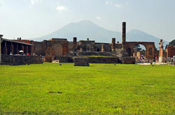 Excursion à Pompéi - Vue sur le Forum de Pompéi avec le Vèsuve derriere