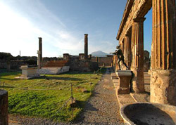 Travel Pompeii - The temple of Apollo in Pompeii