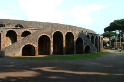 Pompi excursion guide - Vue extérieure de l'amphithéâtre de Pompéi