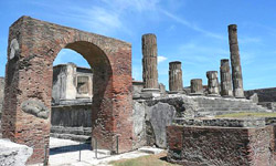 Visite Guidée de Pompéi, Positano et Capri - Arches et colonnes du temple de Jupiter á Pompéi