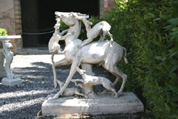 Célèbre statue de cerf attaqué par quatre chien à Herculanum