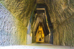 Entre de la grotte de la Sibylle  Cumes dans les Champs Phlgrens