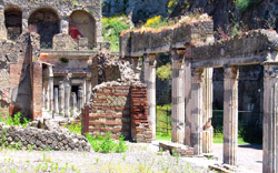 Colonnes de la Palestre à Herculanum